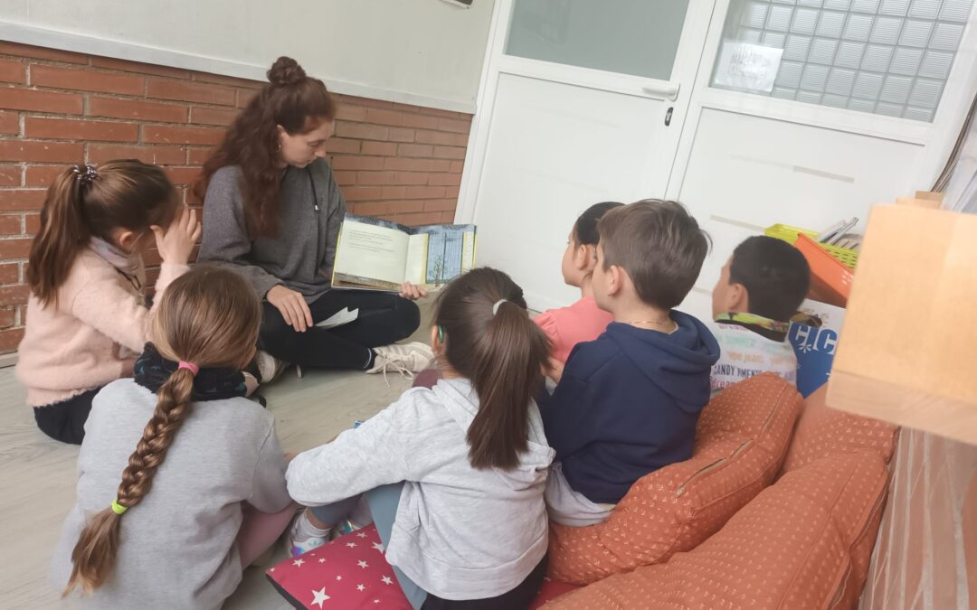 Inici del projecte de dinamització de la lectura per als infants de primer de primària de les escoles d’Esplugues